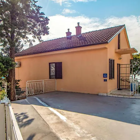 2 Bedroom Beautiful In Novi Vinodolski