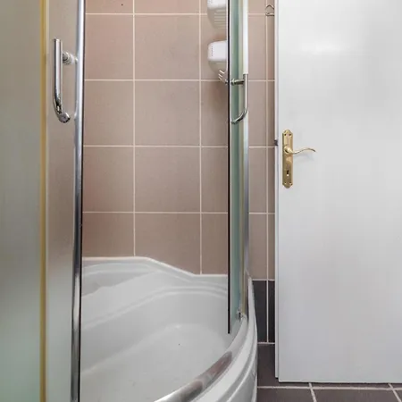 2 Bedroom Cozy In Novi Vinodolski